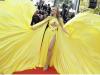 Mỹ nhân 50 tuổi bị chiếc váy hở bạo phản chủ khi tạo dáng ở Cannes