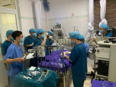 Cháu bé 17 tháng tuổi bị hóc kẹo lạc