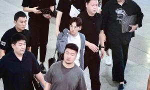 Kẹt xe, hỗn loạn vì Ji Chang Wook, cảnh sát dùng chích điện giải tán đám đông
