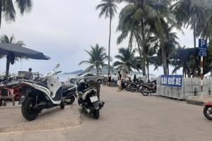 Bãi giữ xe công viên biển Nha Trang vẫn thu phí dù giấy phép hết hiệu lực