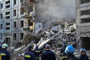 Ukraine tố Nga giội tên lửa lúc nửa đêm, san phẳng 5 chung cư, nhiều người chết